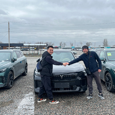 Иностранные клиенты торговая сцена, отечественные бренды по всему миру.