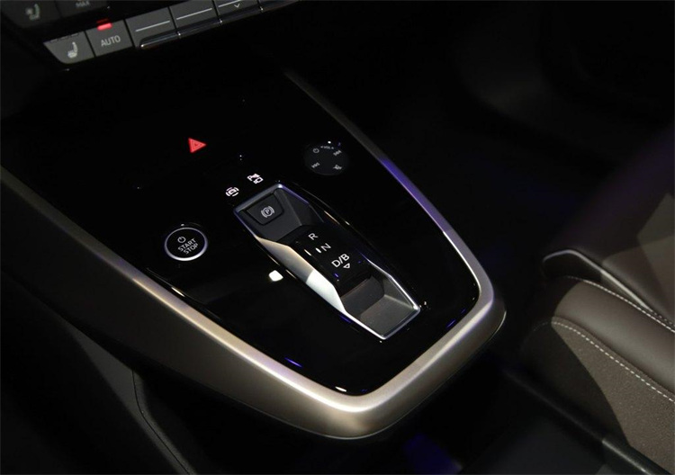 Audi Q5 e-tron ARACIN İÇİ Audi Q5 e-tron ARACIN İÇİ