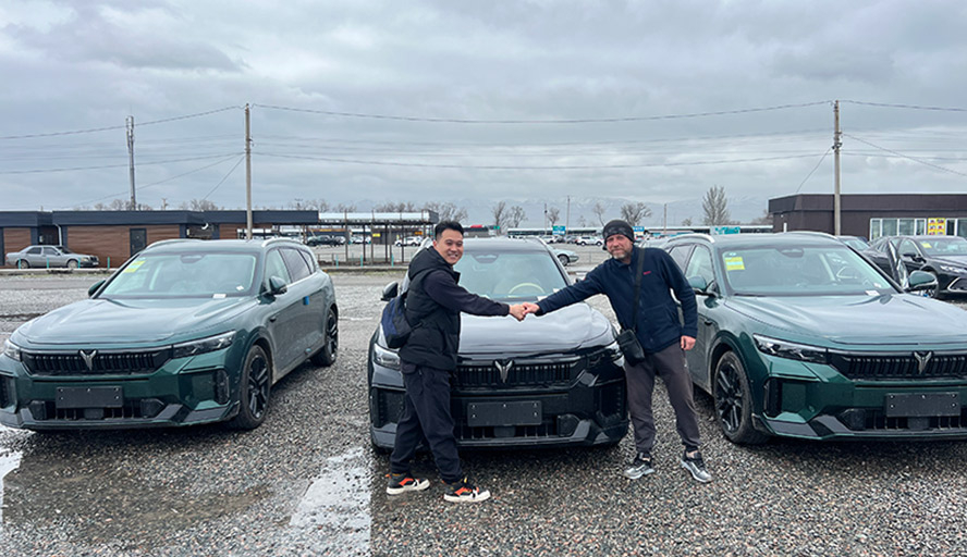 Иностранные клиенты торговая сцена, отечественные бренды по всему миру.